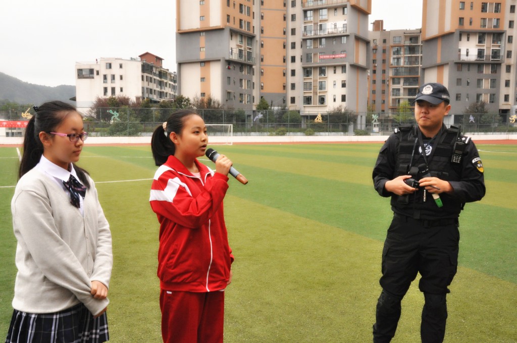 贵阳市南明区华麟学校"大手牵小手,平安校园行"反恐防恐演练简报