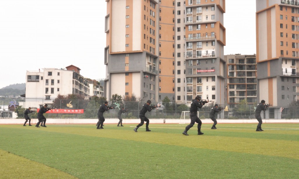 贵阳市南明区华麟学校 "大手牵小手,平安校园行"反恐防恐演练简报