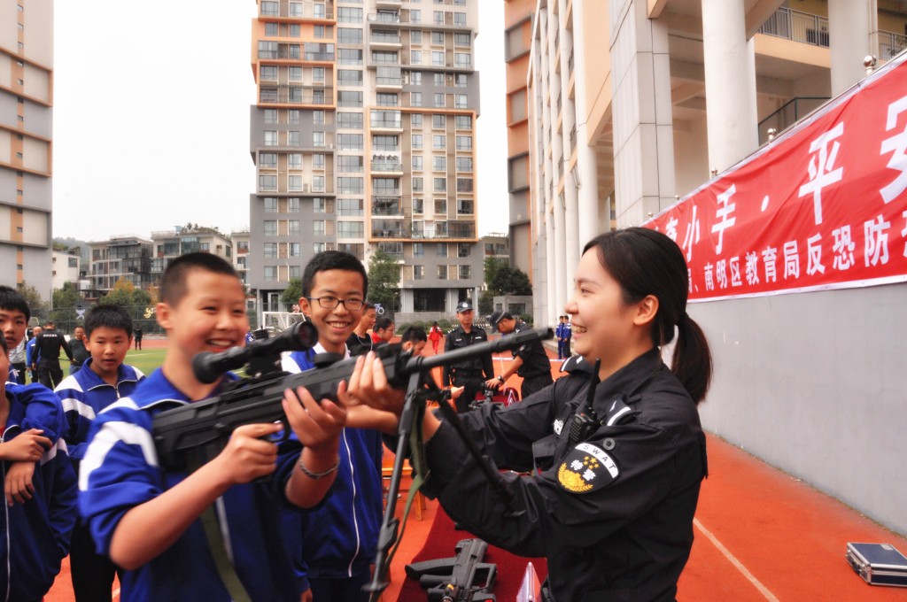 贵阳市南明区华麟学校"大手牵小手,平安校园行"反恐防恐演练简报